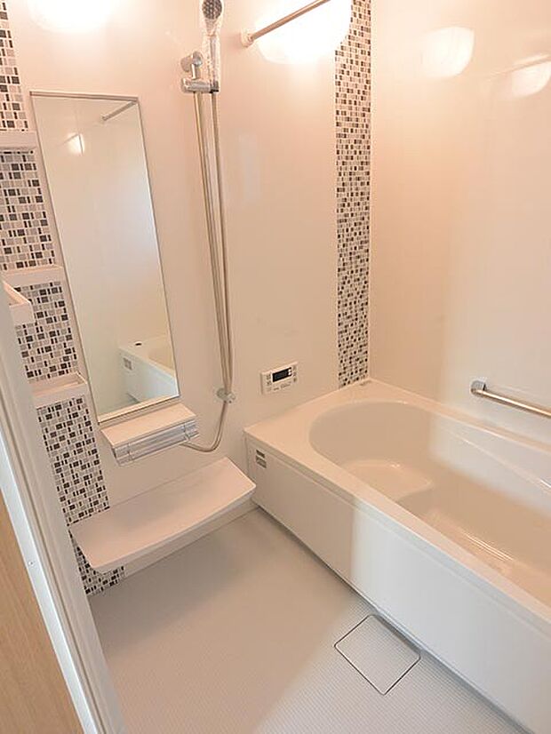 【施工例/バスルーム】美しい光沢が魅力の「ホーロークリーン浴室パネル」を採用。落ち着いたダークブラウンの他、ロッシュピンクなど、華やかなカラーもご用意。(建物価格1650万円、建物面積100m2)