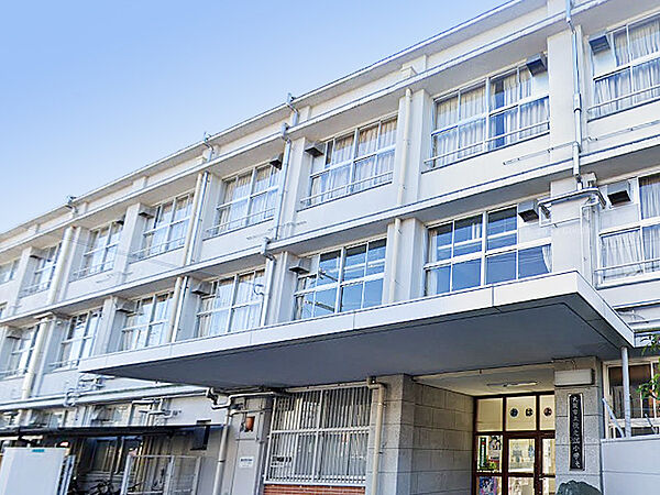 【住之江小学校まで徒歩3分(約240m)】小さなお子様にとって、重たいランドセルや体操服などの入ったバッグを持っての通学は一仕事。低学年のお子様に負担の少ない距離で、安心して送り出すことができます。