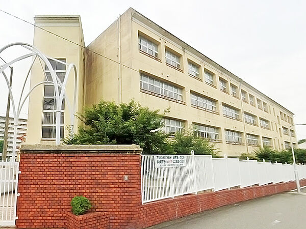 【真住中学校まで徒歩2分(約160m)】部活動などで帰宅時間が遅くなるお子様にとって、負担の少ない通学距離。勉強や習い事など、帰宅後の時間を有効活用できます。
