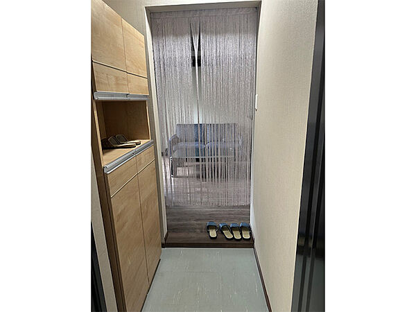 【玄関】玄関横に収納が設けられています。ご家族分の履物を収納し、玄関周りをすっきり保つことができそうです。