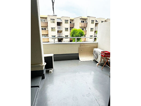 【バルコニー】広さにゆとりがありますので、ご家族の洗濯物を一度に干すことが可能です。家事や在宅ワークの気分転換の場としてもご活用いただけます。
