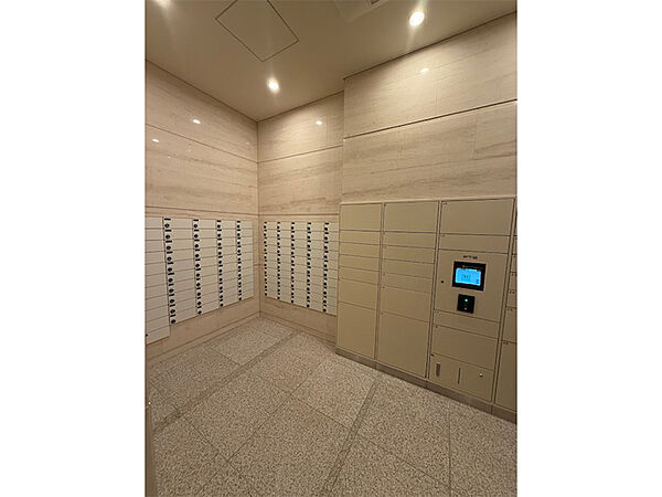 【宅配ボックス】不在時でも、荷物の受け取りが可能な宅配ボックスが設置されています。再配達の手間が省けます。