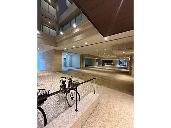 【駐輪場・バイク置き場】広々とした駐輪場、バイク置き場。空き情報や利用料など、詳しくはお問い合わせください。