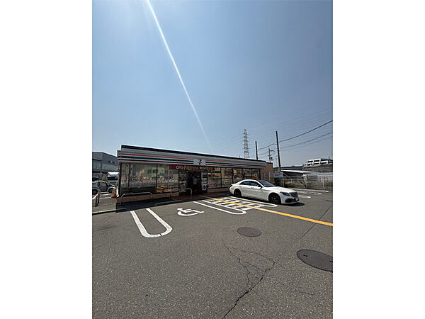 【セブンイレブン 八尾柏村町3丁目店まで徒歩2分(約160m)】24時間営業です。飲み物やデザートなど、ちょっとした買い物にも便利な距離。ATM・マルチコピー機が設置されています。