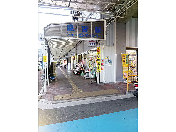 【恩智駅ショッピングセンターまで徒歩5分(約360m)】駅前すぐの好立地。雨の日でも気にせずお買い物を楽しめるアーケードが設置されています。バラエティ豊かな店舗が立ち並びます。