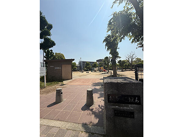 【八尾木北第2公園(刑部公園)まで徒歩10分(約800m)】すべり台・ブランコ・鉄棒など、様々な遊具がある広々とした公園です。遊具エリアと広場エリアに分かれているため、小さなお子様も安心して遊べます。