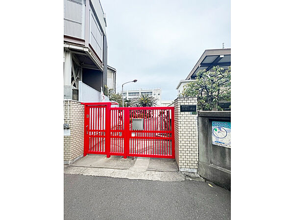 【伝法小学校まで徒歩1分(約80m)】現地そばにあり、6年間負担無く通学できます。学校教育目標は、「主体的に学び 心豊かな 実践力のある子どもを育てる」。HPにて、学校生活の様子が公開されています。