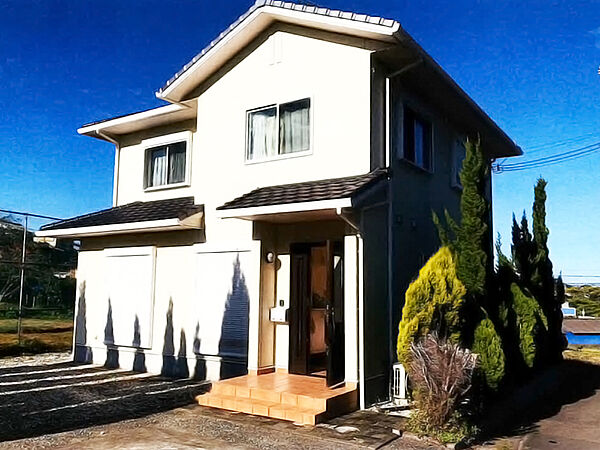 【居住用住居】敷地内には、4LDK(119.00m2)の2階建戸建があり、住居として利用可能です。LDKに隣接する和室は一体利用でき、2階には多用途にお使いいただける洋室3部屋が配置されています。