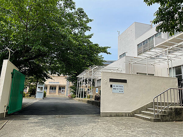 【淡輪小学校まで徒歩9分(約720m)】学校教育目標は「確かな学力・豊かな心・健やかな体の育成」。HPでは学校生活の様子が写真付きで公開されており、毎月の学校だよりや行事予定なども確認できます。
