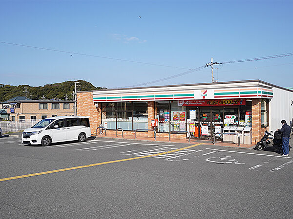 【セブンイレブン 岬町淡輪中店まで徒歩4分(約320m)】ちょっとした買い物はもちろん、ATMの利用や各種請求書払いの際も便利。店舗留置サービス実施店舗です。24時間営業。