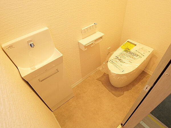 【トイレ】温水洗浄便座付きのトイレを採用し、毎日の使用をより快適に。清潔で、心地よい空間を実現しています。(建物価格1530万円、建物面積86m2※ガレージ含む)