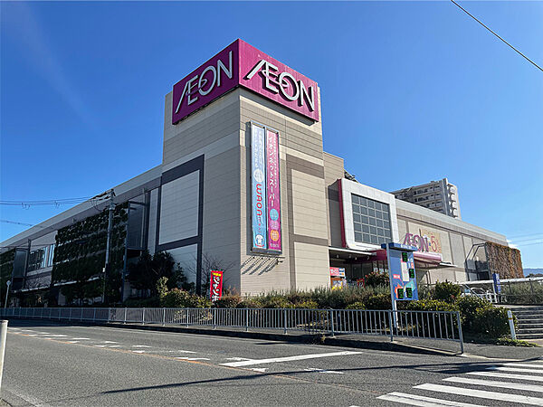 【イオン貝塚店まで徒歩8分(約640m)】ファッション、飲食、雑貨などの専門店で構成されています。営業時間は1階8:00～22:00(店舗により異なります)。