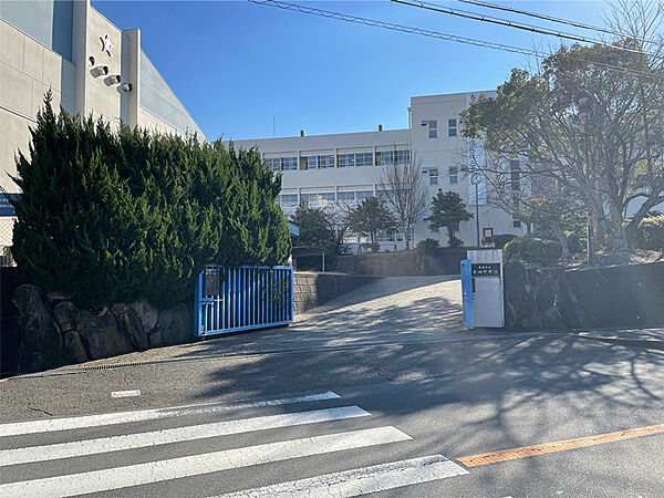 【貝塚市立第四中学校まで徒歩22分(約1760m)】毎日の通学時間は、友達とのコミュニケーションを育む大切なひと時。楽しくお喋りをしていると、あっという間に到着しそうです。