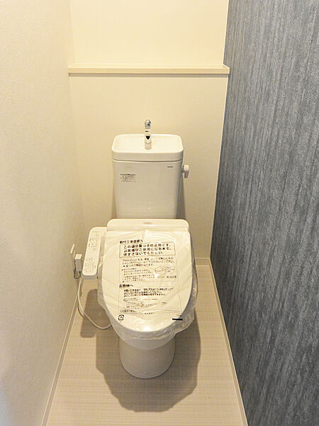 【トイレ】1階・2階と2ヶ所にトイレを設けることで、それぞれ雰囲気を変えることができます。お手入れが楽なタイルやクロスなど、ご希望についてお聞かせください。(建物価格1770万円、建物面積100m2)