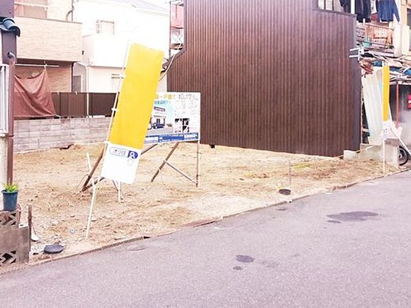 【前面道路含む現地写真】周辺には既に建物が建っていますので、採光に考慮したプランが可能。駅、スーパー、小中学校が徒歩10分圏内に位置する子育て世代に嬉しい住環境◎/2026年2月撮影