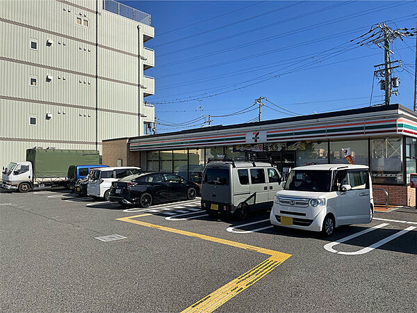 【セブンイレブン和泉池上町店まで徒歩7分(約560m)】24時間営業です。駐車場があるので、車でお出かけの際に利用しやすいです。ATMコーナーも設置されているので、急な入用の際に便利です。