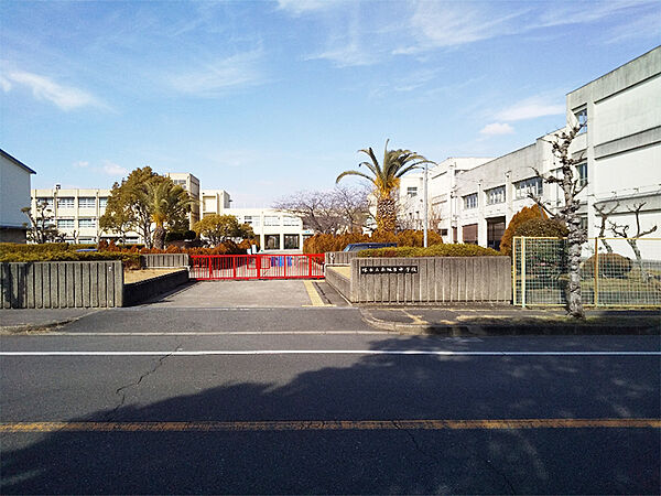 【堺市立赤坂台中学校まで約1440m 徒歩18分。】学校教育目標は「『ともに学び 主体的に活動する生徒』を育てる」が掲げられています。HPでは、写真付きで学校生活の様子を見ることができます。