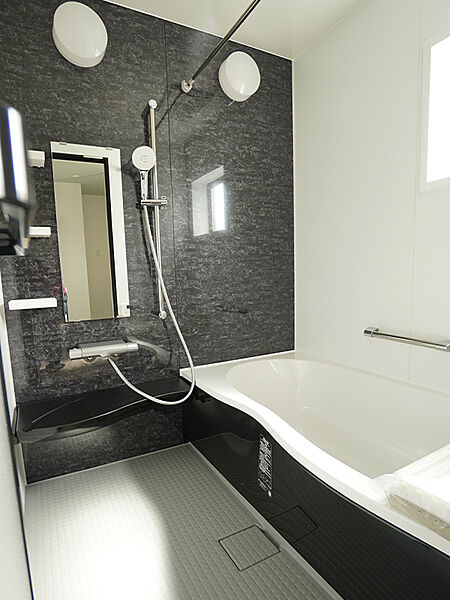 【バスルーム】浴室は、美しい光沢が魅力の「ホーロークリーン浴室パネル」を採用。落ち着いた色合いのほか、ロッシュピンクなど、華やかなカラーもご用意しています。（建物面積100m2、建物価格1770万円）