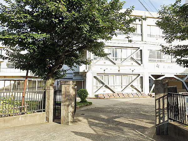 【岸和田市立春木中学校まで徒歩12分(約960m)】学校教育目標は「新しい時代を切り開く よい社会人になろう ～認め合い、支え合い、高め合う生徒の育成～」です。
