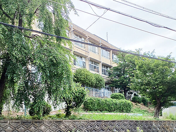 【岸和田市立光明小学校まで徒歩10分(約800m)】学校教育目標は「心ゆたかで自らすすんでやりぬく子」。お子様が6年間通学しやすい距離にあります。小学校のHPでは写真付きでブログが更新されています。