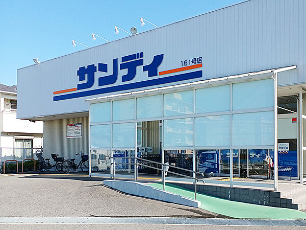 【サンディ二色浜店まで徒歩6分(約480m)。】営業時間10：00～19：30。野菜・肉・魚等の生鮮食品の他、冷凍・加工食品等が取り扱われています。駐車場があり、車でのまとめ買いも可能です。