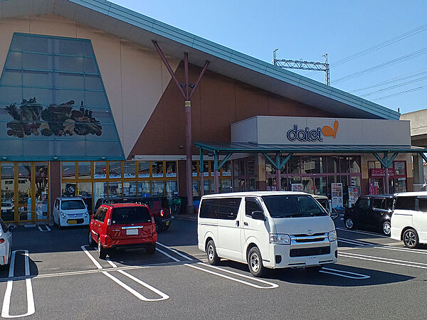 【ダイエー貝塚店まで徒歩11分(約880m)。】営業時間9：00～22：00(毎月1日は8：00開店)。駐車場台数75台。クリーニング店が併設されているため、お買い物のついでに利用でき便利です。