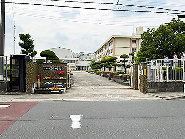 【八尾市立美園小学校まで徒歩13分(約1040m)】学校教育目標として「笑顔を大切にする学校」が掲げられています。HPでは、各学年ごとの学校行事の様子や活動などが写真付きで掲載されています。