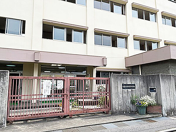 【八尾市立久宝寺中学校まで徒歩7分(約560m)】勉強や部活動が忙しくなる時期にも通学しやすい距離にあります。校訓に「豊かな教養を身につけて、みんなのために自分を生かそう」が掲げられています。