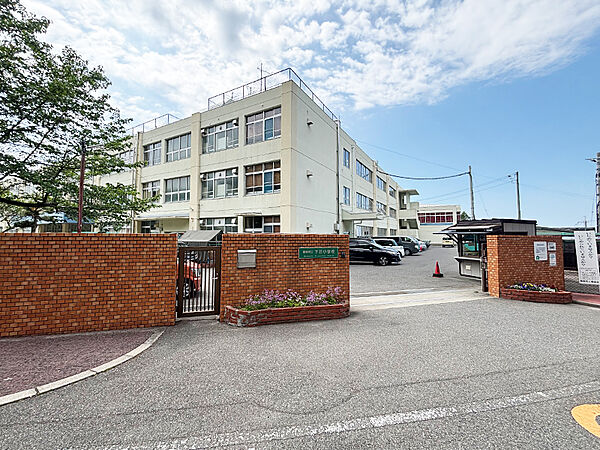 阪南市立下荘小学校まで徒歩16分(約1280m)。少し距離がありますが、お子様の体力がつきやすく、自立心が養われそうです。「主体的に考え、自立して行動する子どもの育成」が教育目標に掲げられています。