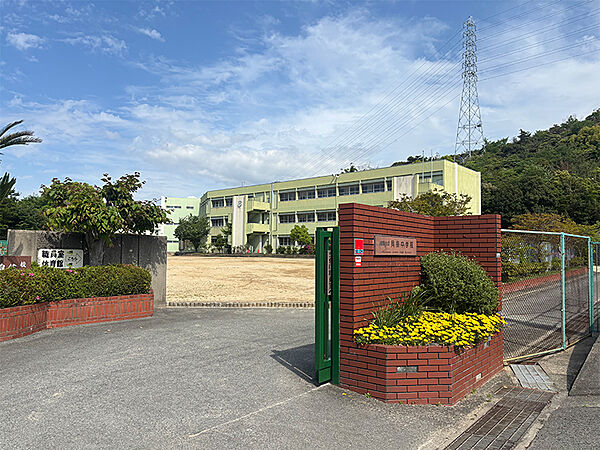 阪南市立貝掛中学校まで徒歩32分(約2560m)。毎日の通学時間は、友達とのコミュニケーションを育む大切なひと時。楽しくお喋りをしていると、あっという間に到着しそうです。
