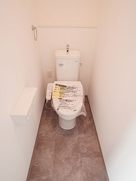 【トイレ】気分が華やぐ明るくポップなアクセントクロス。オリジナリティ溢れる空間づくりも可能です。（建物価格1770万円、建物面積100m2＜ガレージ部分含む＞）