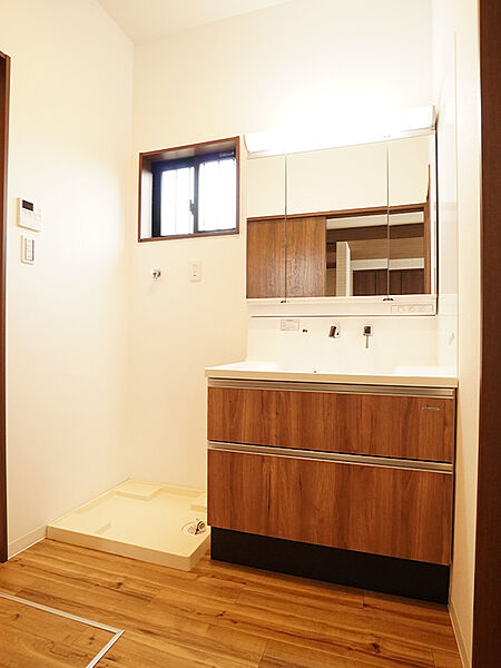 【洗面化粧台】3面鏡付きで、毎朝の身支度もスムーズに。ほかにも数種類のカラーをご用意しておりますので、お好みに合わせてセレクト可能です。(建物価格2120万円、建物面積118m2＜ガレージ含む＞)