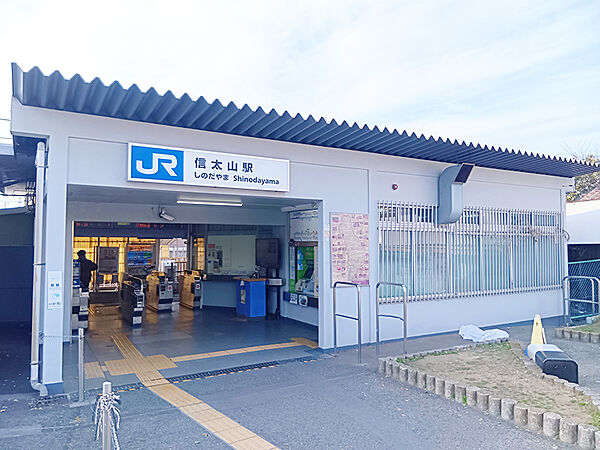 【JR阪和線「信太山」駅まで徒歩10分(約800m)】熊取・関西国際空港・和歌山方面、鳳・天王寺・大阪方面へアクセス可能。「日根野」駅での乗り換えで関西国際空港へもスムーズに移動できます。