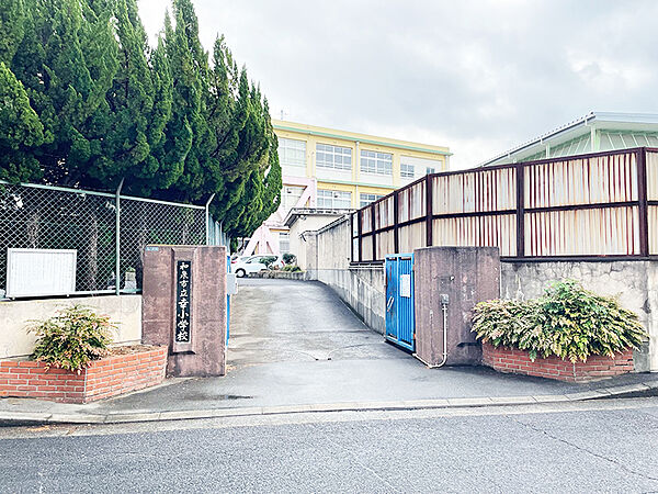 【和泉市立幸小学校まで徒歩3分(約240ｍ)】低学年のお子さまの通学、学校行事に参加される保護者の方にも負担の少ない距離。HPにて学校生活の様子が写真付きで紹介されています。