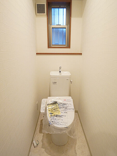 【トイレ】年間を通じて快適にご使用いただける、温水洗浄便座付きのトイレ。自然換気可能な小窓付きです。(建物価格1670万円、建物面積93m2ガレージ・バルコニー含む)