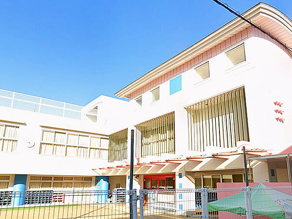 【湊こども園まで徒歩7分(約500m)】延長保育や一時預かり保育、発達状況をふまえた特別支援保育などが行われています。遊具や砂場が設置された園庭があり、園児が体を思い切り動かすことができます。