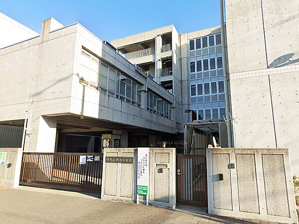【堺市立新湊小学校まで徒歩6分(約450m)】学校教育目標は「心身ともに健康で、仲間とともに、自ら学びを深める児童の育成」です。学校生活の様子が、写真付きでHPに掲載されています。