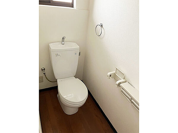 【トイレ】窓があり自然光が差し込む明るい空間です。手洗い器付きのトイレですので、利用後すぐに手が洗えて衛生的。トイレットペーパーホルダーが備えられています。