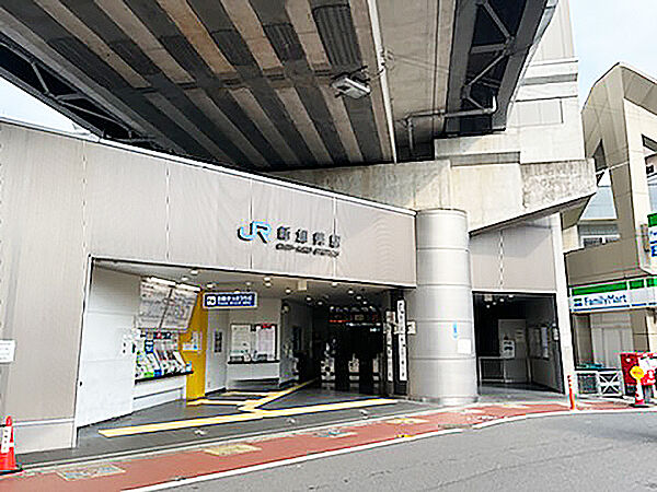 JRおおさか東線「新加美」駅まで徒歩13分(約1040m)。放出・新大阪方面、久宝寺・奈良方面にアクセスできます。「新大阪」駅、「大阪」駅へ乗り換えなしで行くことが可能。通勤・通学に便利です。