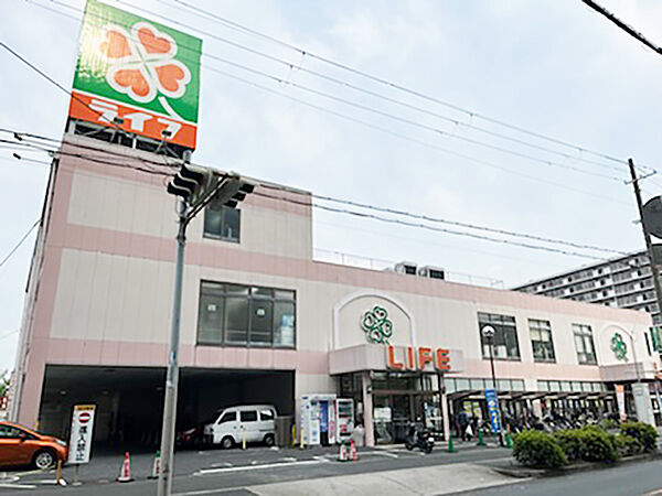 ライフ八尾竹渕店まで9分(約720m)。営業時間は1階は9:30～21:00/2階は9:30～20:00。駐車場有り。食料品、衣料品などの取り扱いがあります。当日お届けサービス有り(エリア確認)。