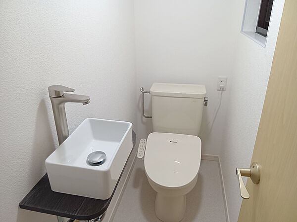 【トイレ】温水洗浄便座搭載、一年中快適にご利用いただけます。トイレは各階に設けられており、来客時も気兼ねなくご使用いただけます。