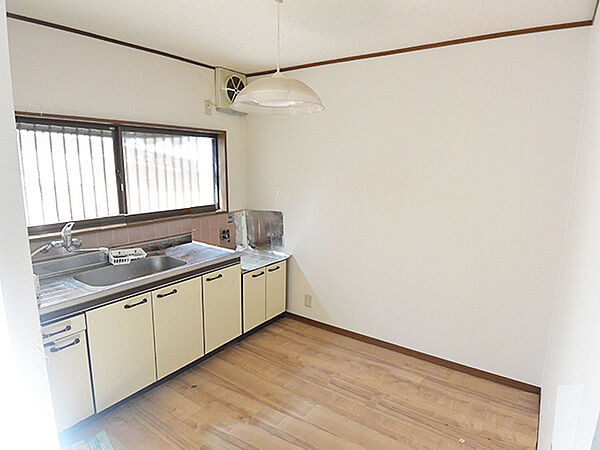 【和泉市富秋町III】駅・お買い物施設・小中学校が徒歩10分圏内に揃う、利便性の高い立地。木造2階建「3DK」のテラスハウスです。キッチンには横長の窓が設けられており、光と風を感じられます。