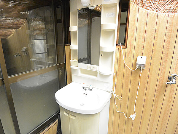 【洗面化粧台】鏡横や洗面ボウル下に、スキンケア用品やドライヤーなどを収納できます。浴室から独立した空間のため、来客時などにも利用しやすいです。