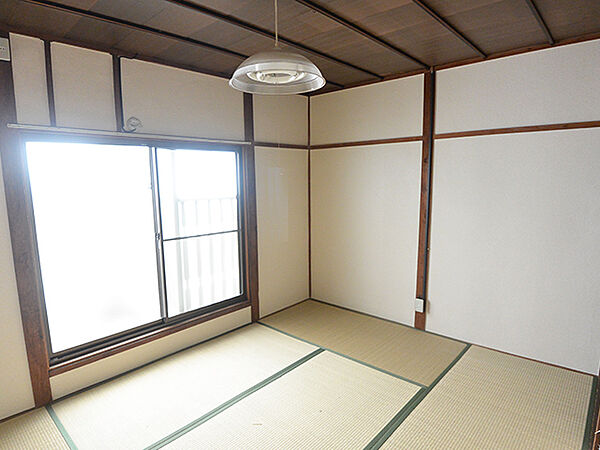 【和室】窓から光が差し込む、明るい空間です。和の趣を感じられるお部屋で、プライベートな時間をゆっくりとお過ごしいただけます。