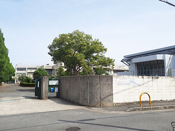 【和泉市立富秋中学校まで徒歩5分(約400m)】部活動などで帰宅時間が遅くなるお子様にとって、負担の少ない通学距離。勉強や習い事など、帰宅後の時間を有効活用できます。