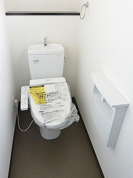 【トイレ】シンプルな内装のトイレは、マットやカバーでお好みのテイストにカスタマイズが可能。各階に設置することで、順番待ちの心配も軽減されます。(建物価格1770万円、建物面積100m2)