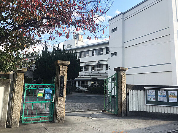 【伯太小学校まで徒歩8分(約640m)】低学年のお子様にも負担の少ない距離です。創立150周年以上の歴史ある小学校。教育目標は「未来を生き抜く力を身につけた子どもの育成」です。