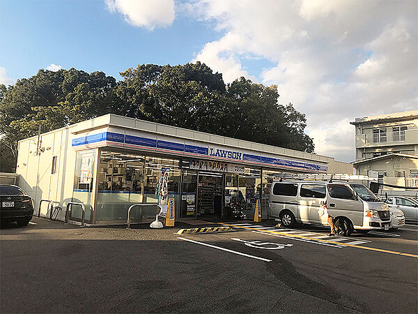 【ローソン和泉伯太町四丁目店まで徒歩6分(約480m)】ちょっとした買い物の際に、気軽に立ち寄れる距離にあります。ATMの利用や各種請求書払いの際も便利。駐車場有り。24時間営業 。