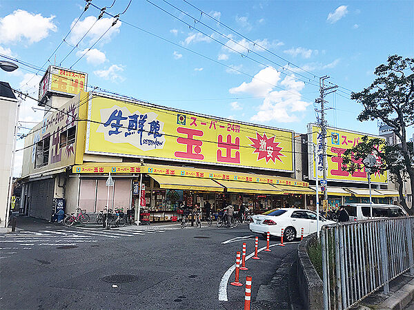 【スーパー玉出信太山店まで徒歩11分(約880m)】24時間営業のスーパー。生鮮食品や日用品などが取り扱われています。お仕事で帰宅時間が遅くなった際や、急な入用の際にも時間を問わず利用でき便利です。