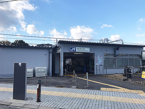 【JR阪和線「信太山」駅まで徒歩12分(約960m)】区間快速停車駅で、天王寺方面への通勤・通学にも便利です。スロープがあり、ベビーカーや車椅子でもスムーズに利用することができます。